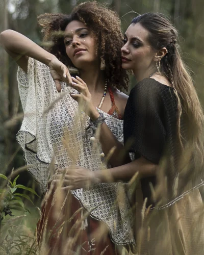 Hermosas blusas blancas y negras inspiradas en nuestra colección Moksha