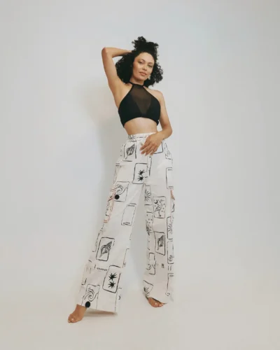 Pantalón tipo cargo con bolsillos laterales con aolique en hiladillo orgánico, pretina y botas ajustables por cordón de algodón