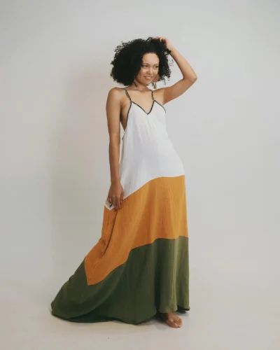 Vestido largo con bolsillos laterales, escote profundo en espalda y apliques en hiladillo del algodón