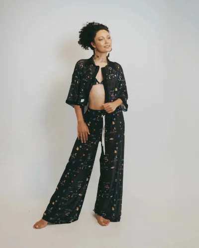 Conjunto de camisa y pantalón en mallatex para salida de baño con apliques en ojalillo y botones de coco. Pretina ajustable por cordón de algodón.