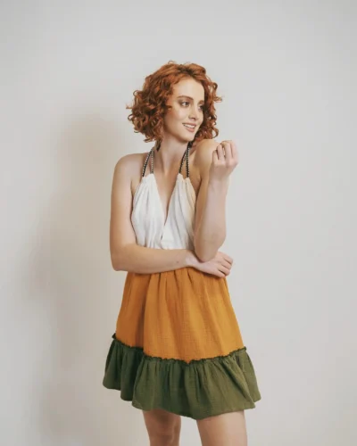 Vestido corto con escote en v profundo y tiras cruzadas en espalda por apliques de hiladillo de algodón