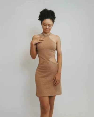 Vestido corto plisado, cuello halter con adorno artesanal, abertura y escote trasero profundo