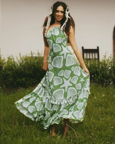 Vestido extra largo con corte en ruedo y bolero adornado por fleco de algodón, cuello halter con hiladillo de algodón como amarre, espalda profunda. Con ajuste interno por hiladillo