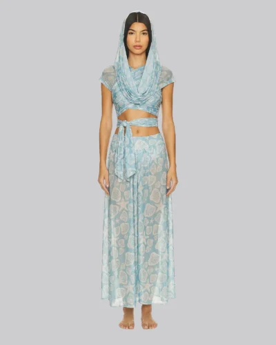 Salida de baño de dos piezas, blusa con capota extragrande de amarre en espalda y falda con cotilla y aberturas profundas laterales