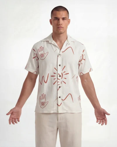 Camisa masculina . Cuello sport con solapa, manga corta clásica