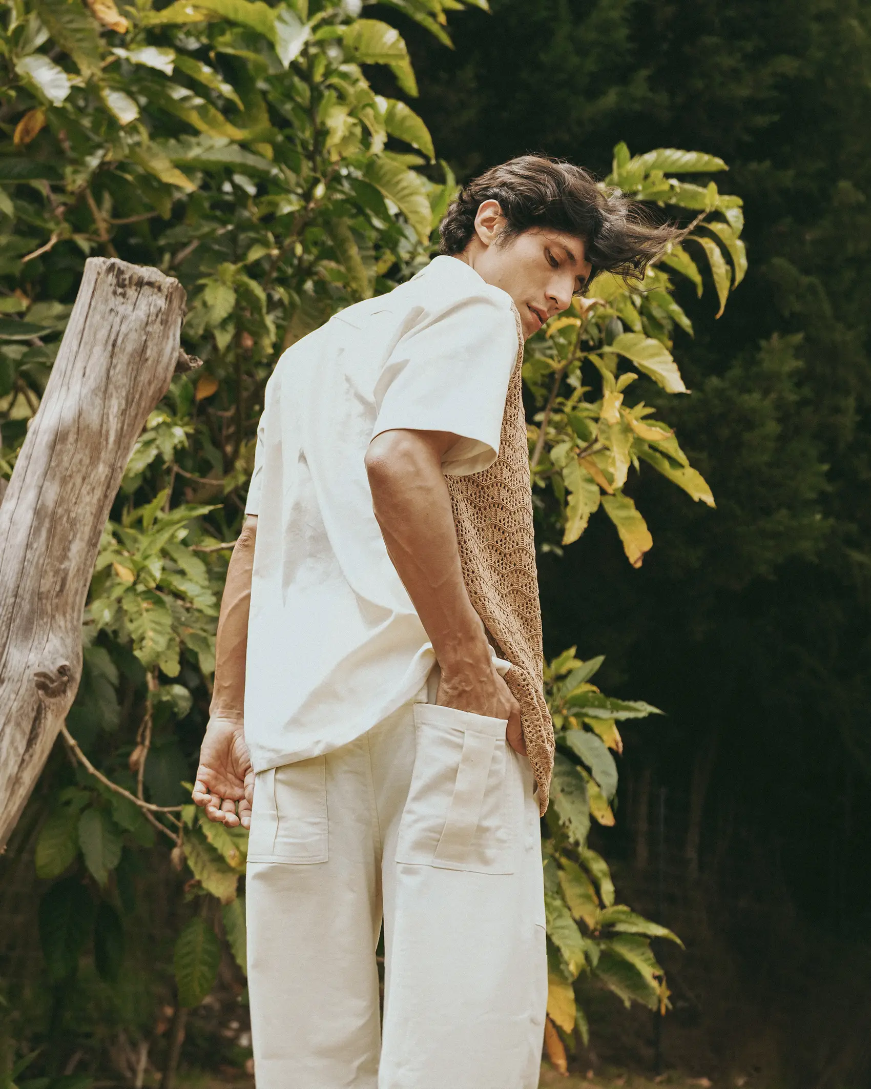 Pantalón masculino tipo baggy con bolsillos tipo parche y tapa espalda