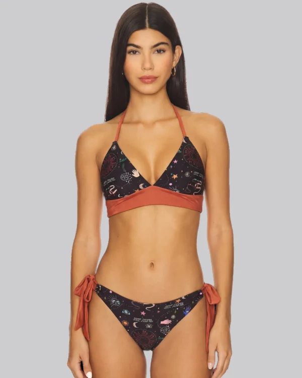 Bikini strapless con cordón ajustable y tanga lateral, diseño minimalista y elegante. Inspirado en el Caribe, ideal para playa o piscina en Colombia, Venezuela e Isla Margarita.