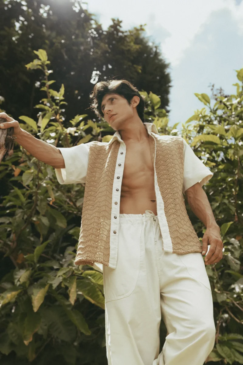 Camisa Dhuan masculina manga corta en lino con abotonadura en coco. Diseño elegante y fresco, ideal en Colombia, Venezuela e Isla Margarita.