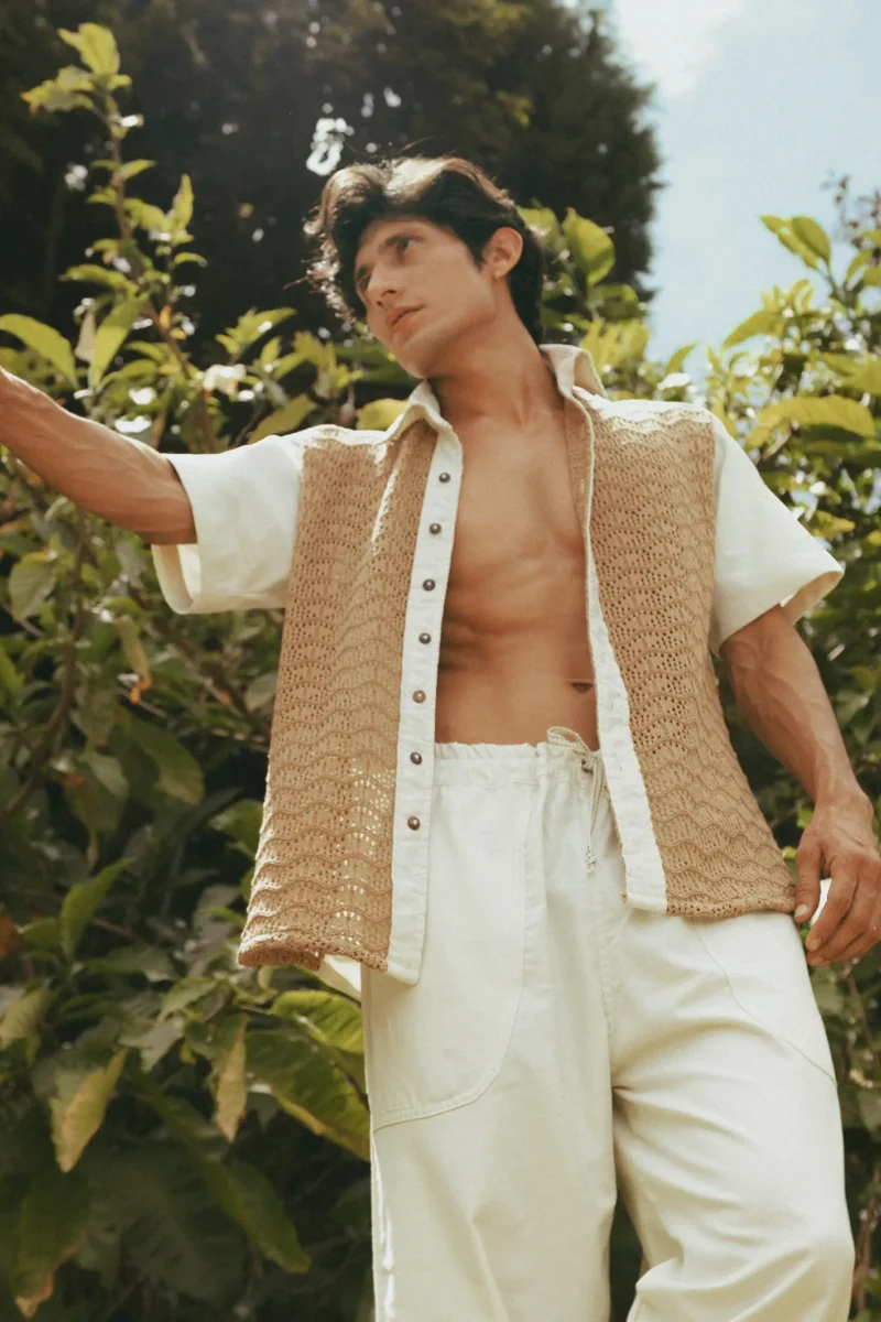 Camisa Dhuan masculina manga corta en lino con abotonadura en coco. Diseño elegante y fresco, ideal en Colombia, Venezuela e Isla Margarita.