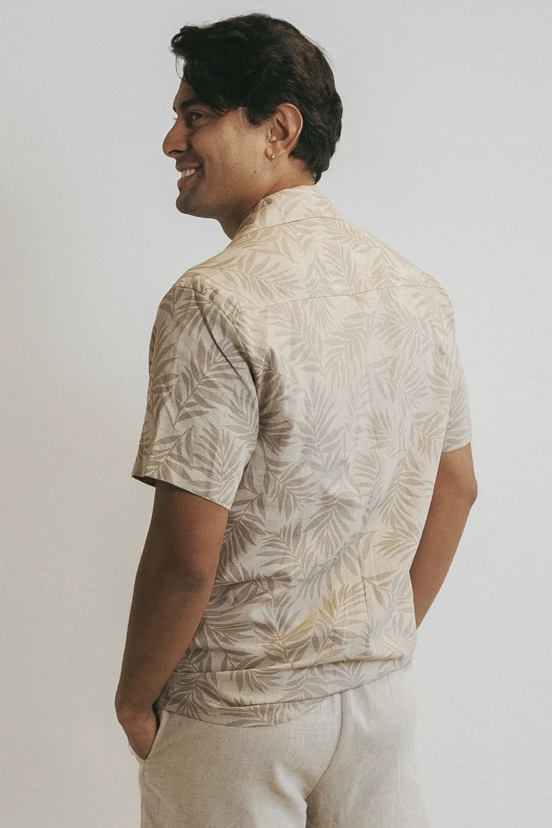 Camisa Rabten masculina manga corta en rayón con cuello sport. Diseño fresco y elegante ideal en Colombia, Venezuela e Isla Margarita.