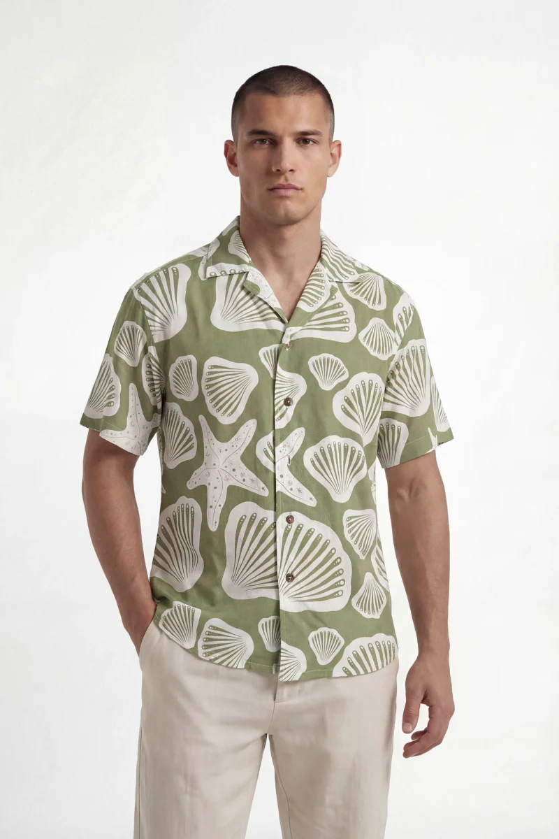 Camisa Zen masculina manga larga en lino con cuello camisero. Diseño elegante y fresco, ideal en Colombia, Venezuela e Isla Margarita.
