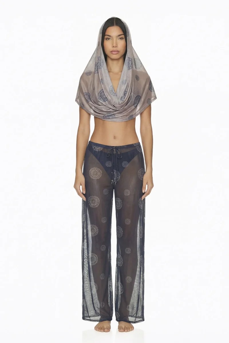 Salida de baño Shin corta tipo capa con capota extralarga en nylon. Diseño ligero, ideal para playa en Colombia, Venezuela e Isla Margarita.