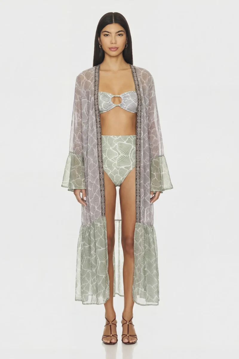 Salida de baño Sook abierta con randa artesanal y mangas campana. Diseño ligero, ideal para playa en Colombia, Venezuela e Isla Margarita.