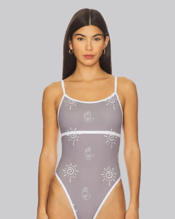 Enterizo Konga en licra con escote bandeja y corte imperio. Diseño elegante ideal para playa en Colombia, Venezuela e Isla Margarita.