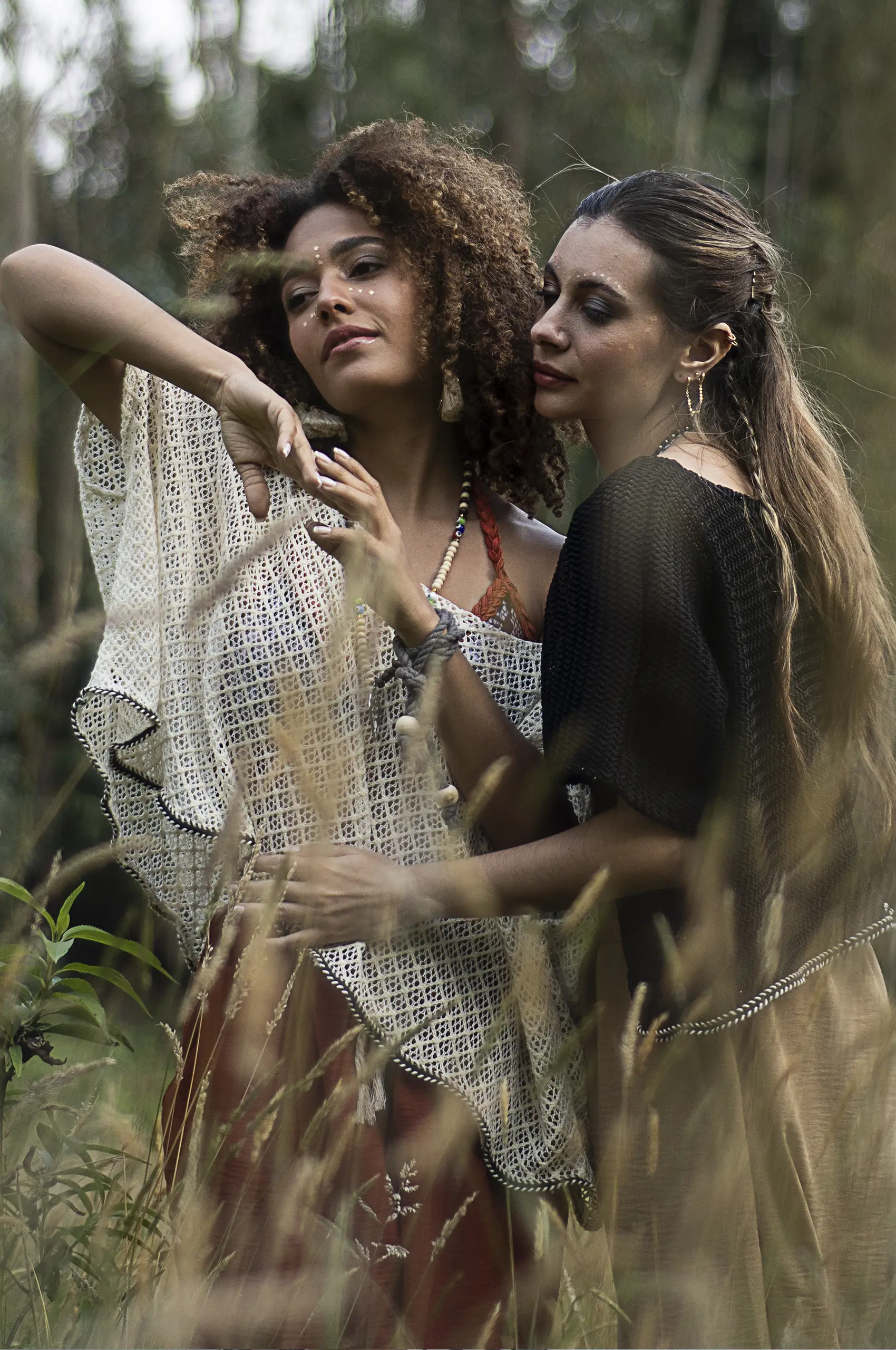 Libertad, Trascendencia y Renacer… Son los 3 pilares que me inspiraron como diseñadora para esta colección Moksha 2024, en donde los colores tierra inspirados en el atardecer de la playa y los verdes del bosque contrastan con los tonos neutros que nos evocan la libertad de la dicha interna, aplicándolos de manera muy armónica con los materiales orgánicos, ligeros y artesanales como los linos, algodones, sedas y tejidos manuales que nuestras artesanas madres cabezas de hogar con mucho amor nos regalan para hacer realidad esta colección de moda lenta, donde la creatividad y el diseño exclusivo la convierten en una joya de edición limitada.