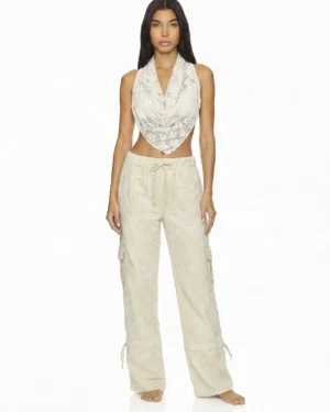 Pantalón Diki cargo de bota ancha con hiladillo y bota recogida. Diseño elegante para Colombia, Venezuela e Isla Margarita.