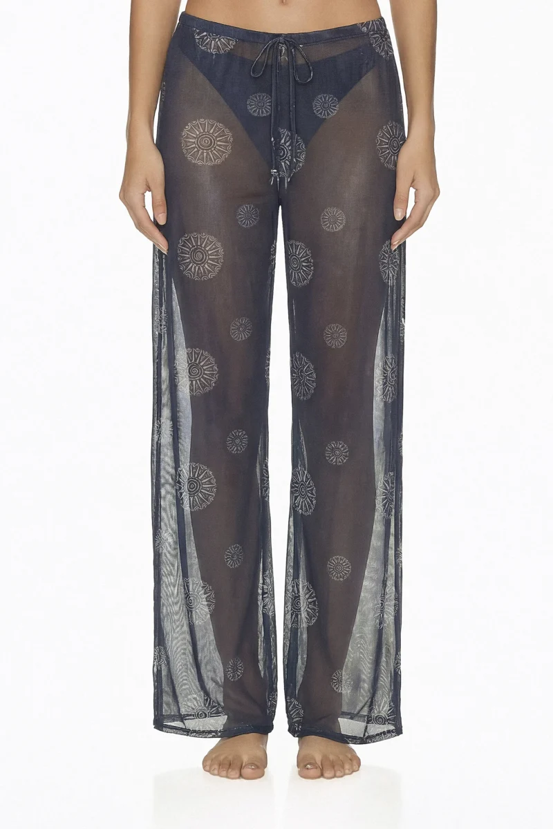 Pantalón Kanna descaderado con bota ancha y cordón en pretina. Diseño moderno, ideal para looks elegantes en Colombia, Venezuela e Isla Margarita.