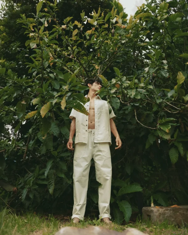 Pantalón Tatha masculino tipo baggy en lino con bolsillos parche. Diseño moderno, ideal para looks elegantes en Colombia, Venezuela e Isla Margarita.