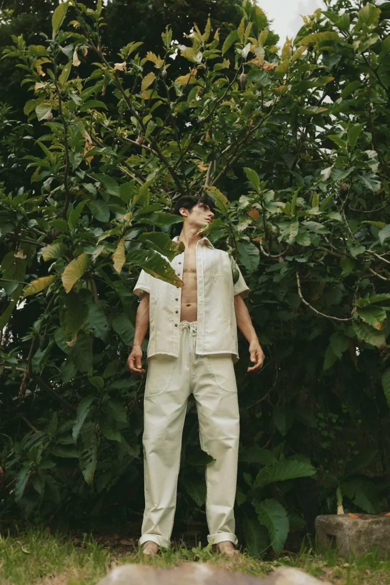 Pantalón Tatha masculino tipo baggy en lino con bolsillos parche. Diseño moderno, ideal para looks elegantes en Colombia, Venezuela e Isla Margarita.