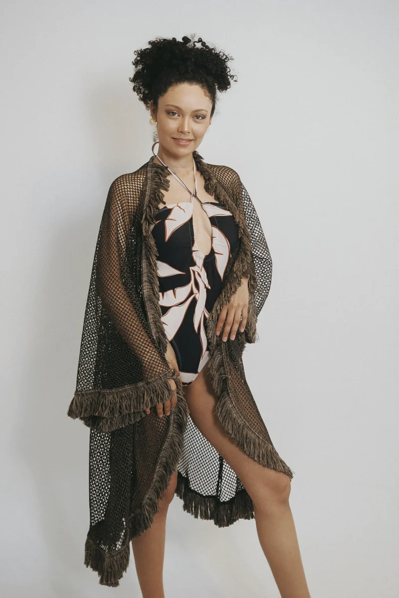 Salida de baño Akasha en malla con fleco artesanal. Diseño elegante ideal para playa en Colombia, Venezuela e Isla Margarita.