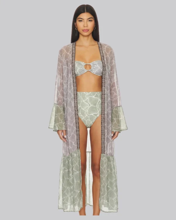 Salida de baño Sook abierta con randa artesanal y mangas campana. Diseño ligero, ideal para playa en Colombia, Venezuela e Isla Margarita.