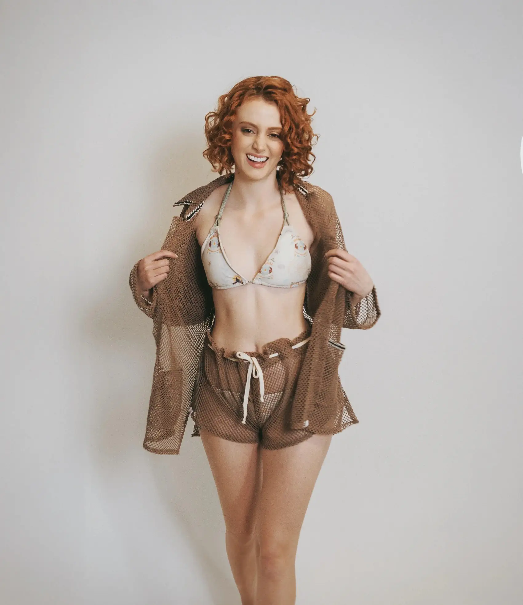 Set Dechen corto en malla con short bota ancha y camisa. Diseño minimalista, ideal para playa en Colombia, Venezuela e Isla Margarita.