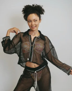 Set Dechen playero en malla con pantalón de algodón, diseño minimalista. Inspirado en el Caribe, ideal para playa en Colombia, Venezuela e Isla Margarita.