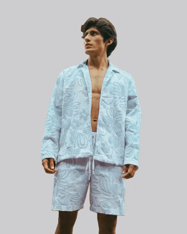 Set Diki Men con camisa tipo chaqueta y short clásico en poliéster. Diseño moderno, ideal para playa en Colombia, Venezuela e Isla Margarita.