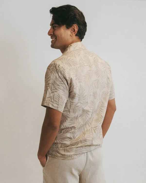 Camisa Rabten masculina manga corta en rayón con cuello sport. Diseño fresco y elegante ideal en Colombia, Venezuela e Isla Margarita.