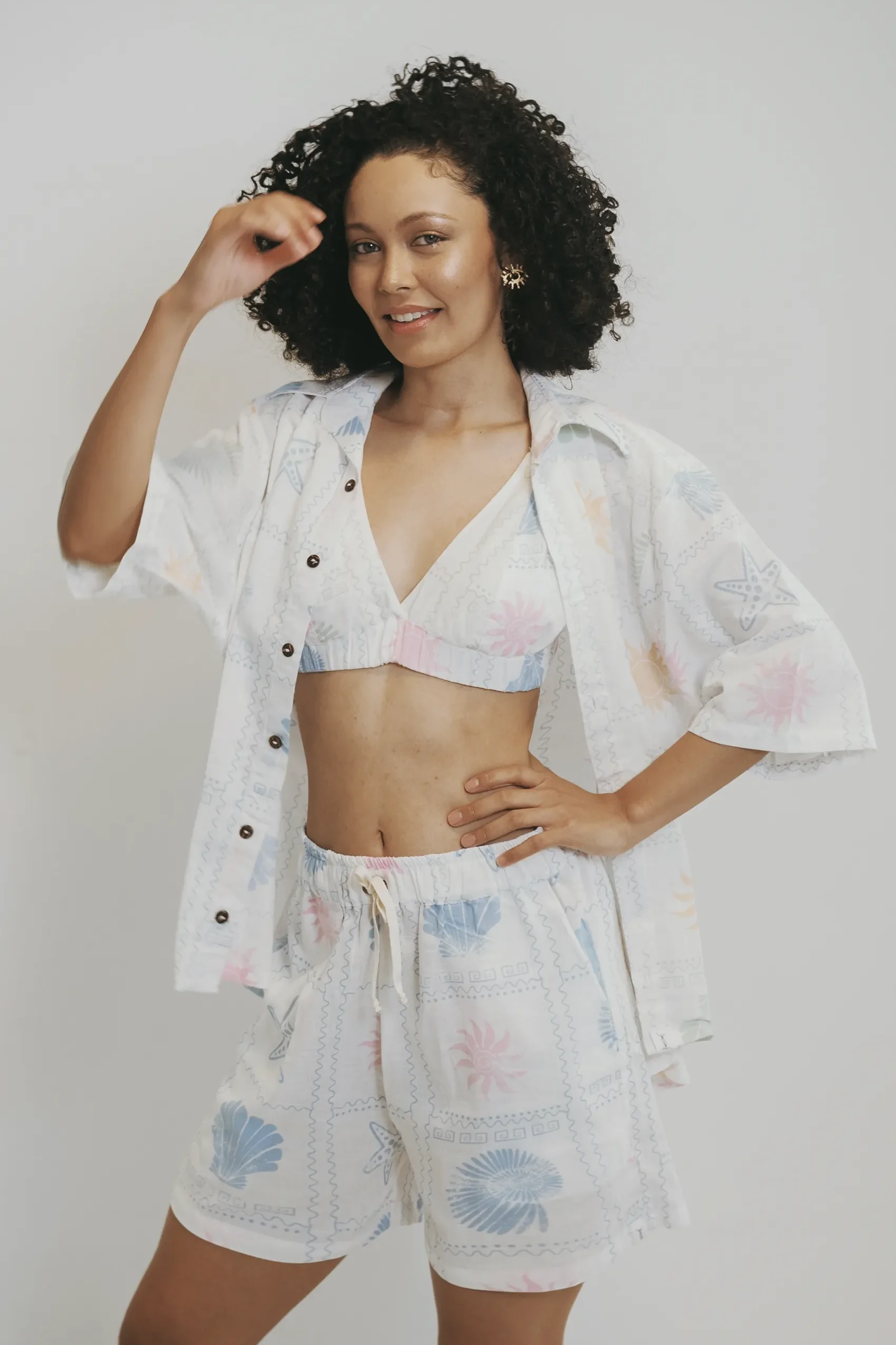 Set Yeshen en lino estampado de tres piezas: top, short y camisa. Diseño fresco ideal para Colombia, Venezuela e Isla Margarita.