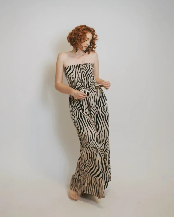 Enterizo Shari largo strapless con pantalón recto en algodón orgánico. Diseño minimalista, ideal para looks elegantes en Colombia, Venezuela e Isla Margarita.