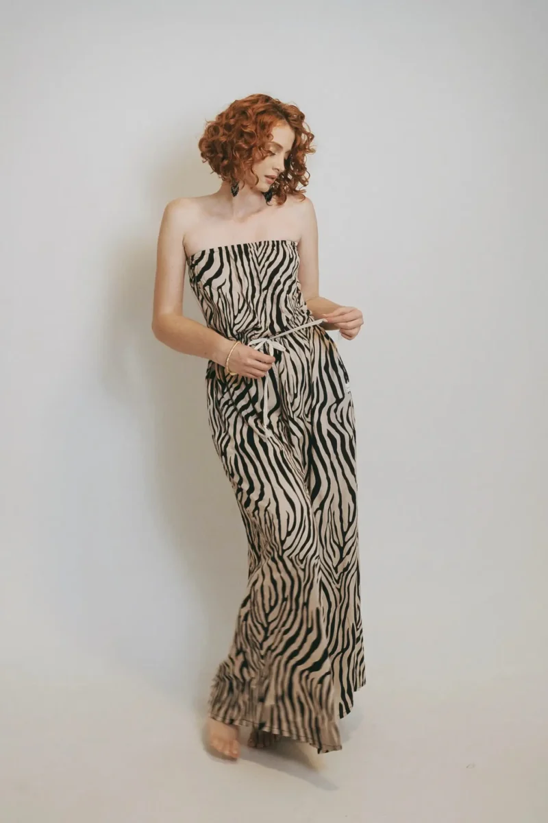 Enterizo Shari largo strapless con pantalón recto en algodón orgánico. Diseño minimalista, ideal para looks elegantes en Colombia, Venezuela e Isla Margarita.