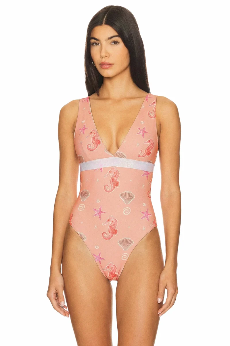 Swimwear Dohna enterizo con escote V profundo y corte imperio en contraste. Diseño ideal para playa en Colombia, Venezuela e Isla Margarita.