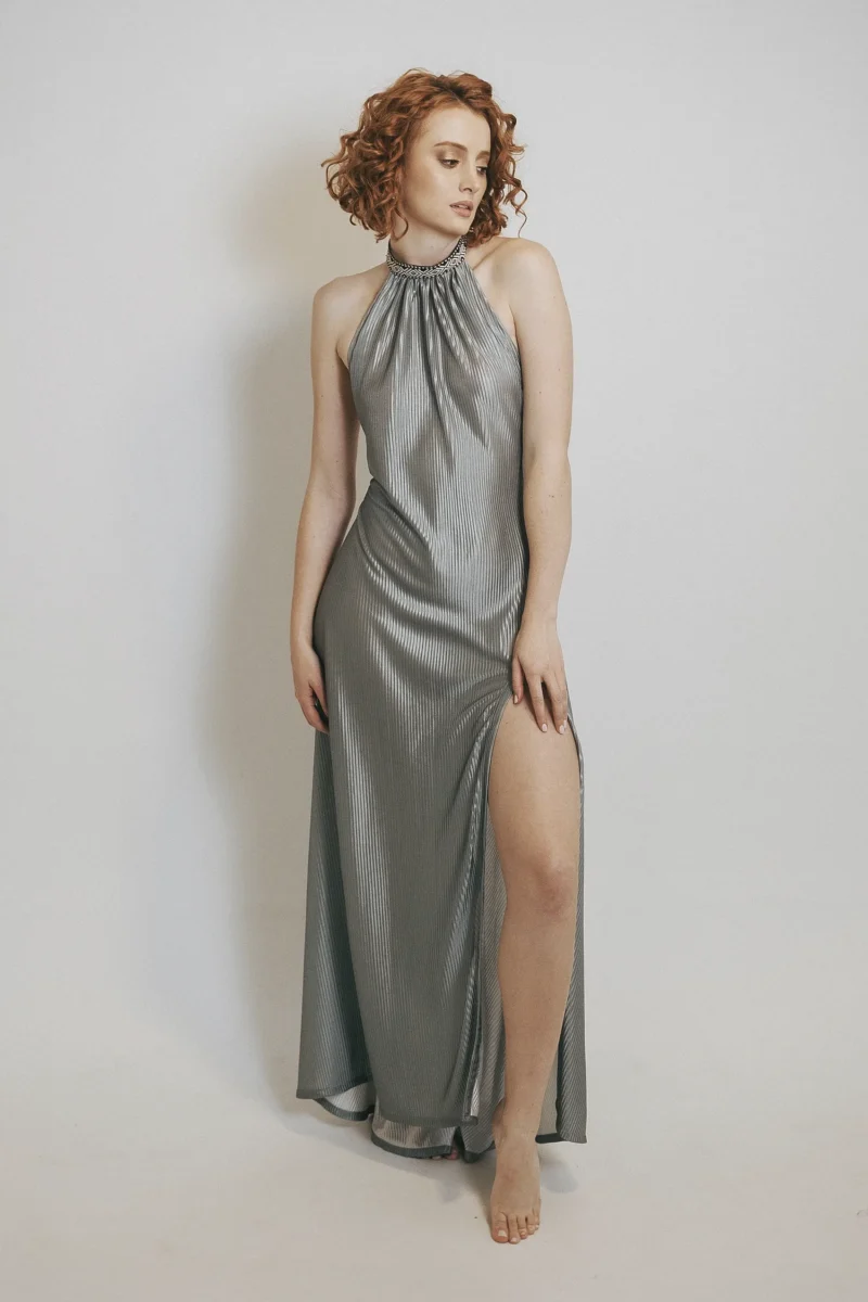 Vestido Deva Halter largo plisado con randa étnica y espalda profunda. Diseño ideal para Colombia, Venezuela e Isla Margarita.