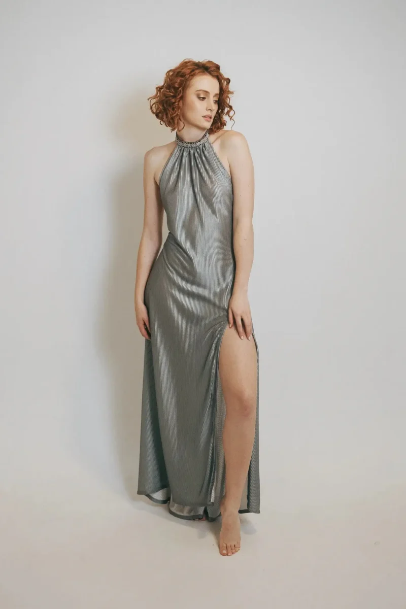 Vestido Deva Halter largo plisado con randa étnica y espalda profunda. Diseño elegante ideal para Colombia, Venezuela e Isla Margarita.