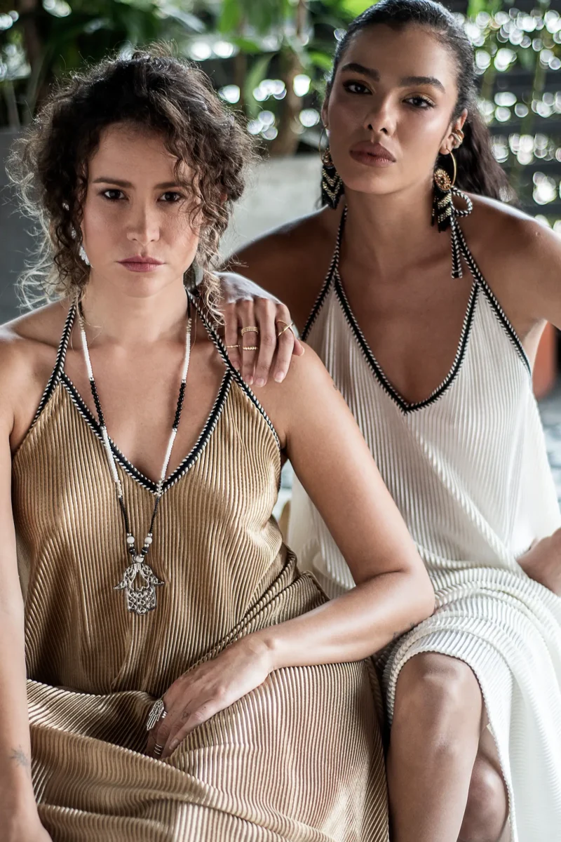 Vestido Deva largo en satín con escote profundo y espalda cruzada. Diseño elegante para Colombia, Venezuela e Isla Margarita.