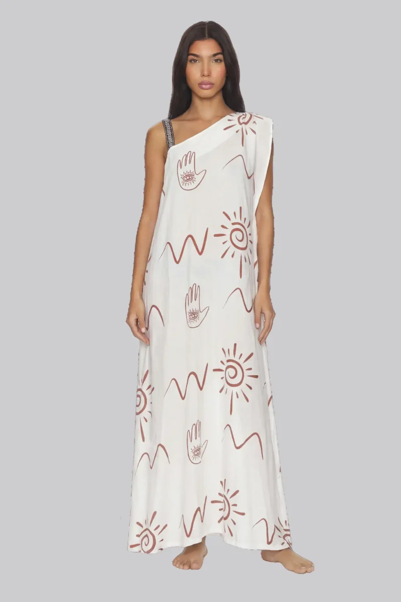 Vestido Gaia largo en rayón estampado con escote tarzán y ajuste interno. Diseño elegante ideal para Colombia, Venezuela e Isla Margarita.