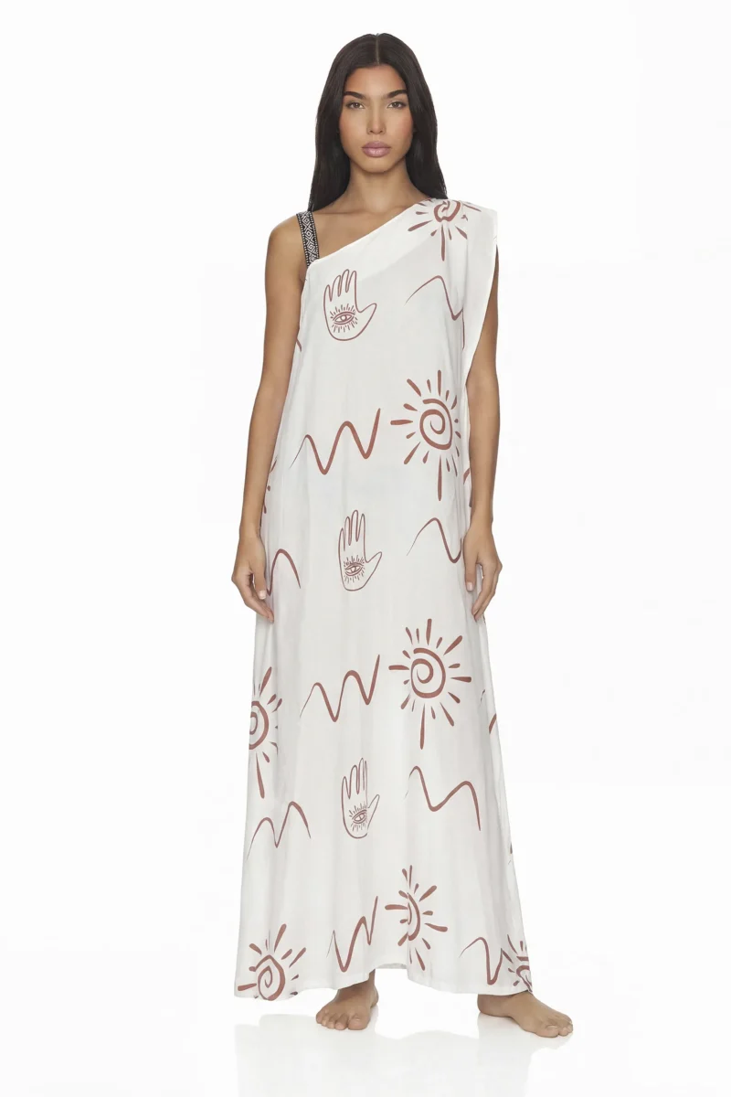 Vestido Gaia largo en rayón estampado con escote tarzán y ajuste interno. Diseño elegante ideal para Colombia, Venezuela e Isla Margarita.