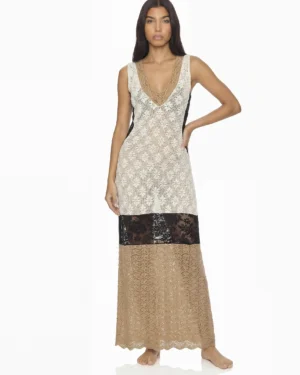 Vestido Karessa en spandex con escote V profundo y cortes en cintura. Diseño elegante ideal para Colombia, Venezuela e Isla Margarita.