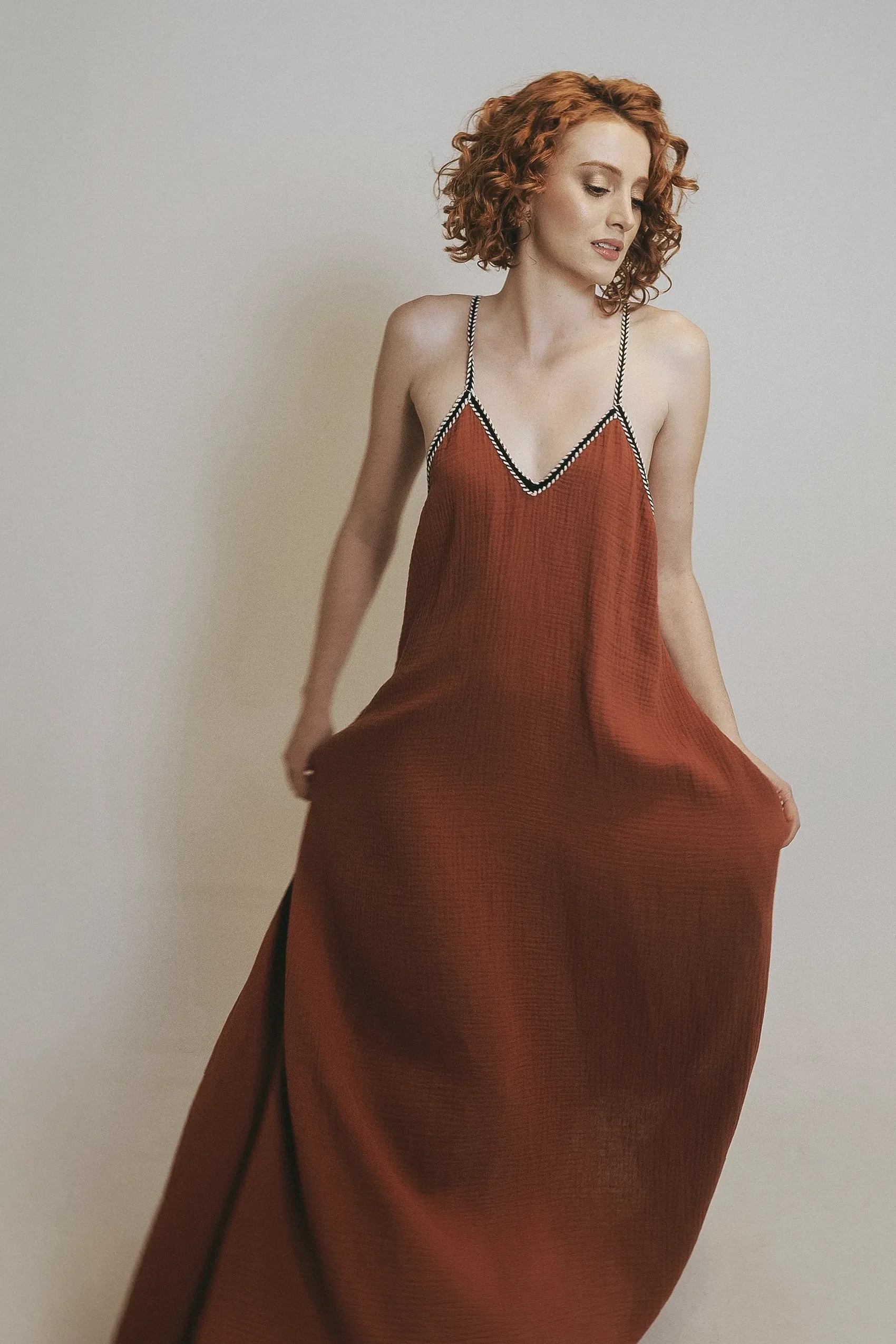 Vestido Nikaya unicolor largo en algodón con escote profundo y espalda ajustable. Diseño para Colombia, Venezuela e Isla Margarita.