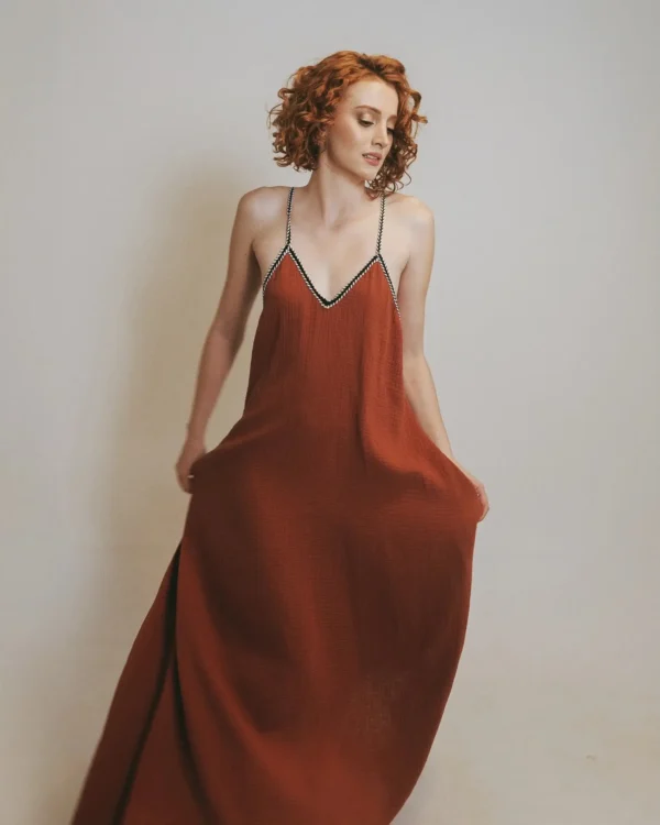 Vestido Nikaya unicolor largo en algodón con escote profundo y espalda ajustable. Diseño elegante para Colombia, Venezuela e Isla Margarita.