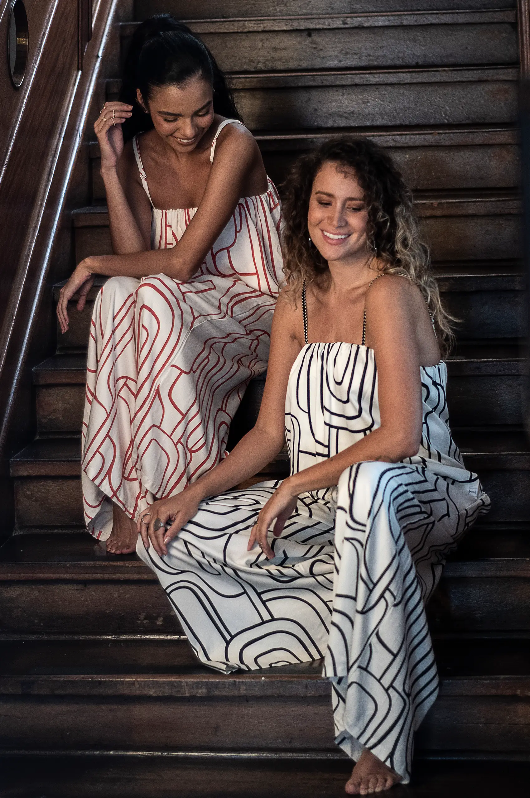 ZEN GARDEN es la colección Resort 2025 de la marca ANANDA HUMAN DESIGN, cuya inspiración ha sido los jardines zen llamados KARESANSUI de los templos budistas japoneses, creados para meditar desde la contemplación de la simplicidad del vacío. Sus diferentes elementos como la arena, la grava, la piedra, el musgo y la hierba nos han inspirado para seleccionar nuestra paleta de colores y las texturas que representan dichos elementos y sus significados. La arena rastrillada que representa el mar en torno a las rocas se refleja perfectamente en esta colección en los tonos claros y las texturas plisadas de las telas, así mismo como el crochet y las mallas, que estarán presentes en varios diseños y nos representarán la inmensidad del significado del vacío para esta cultura ancestral que tiene tanto que aportarnos.