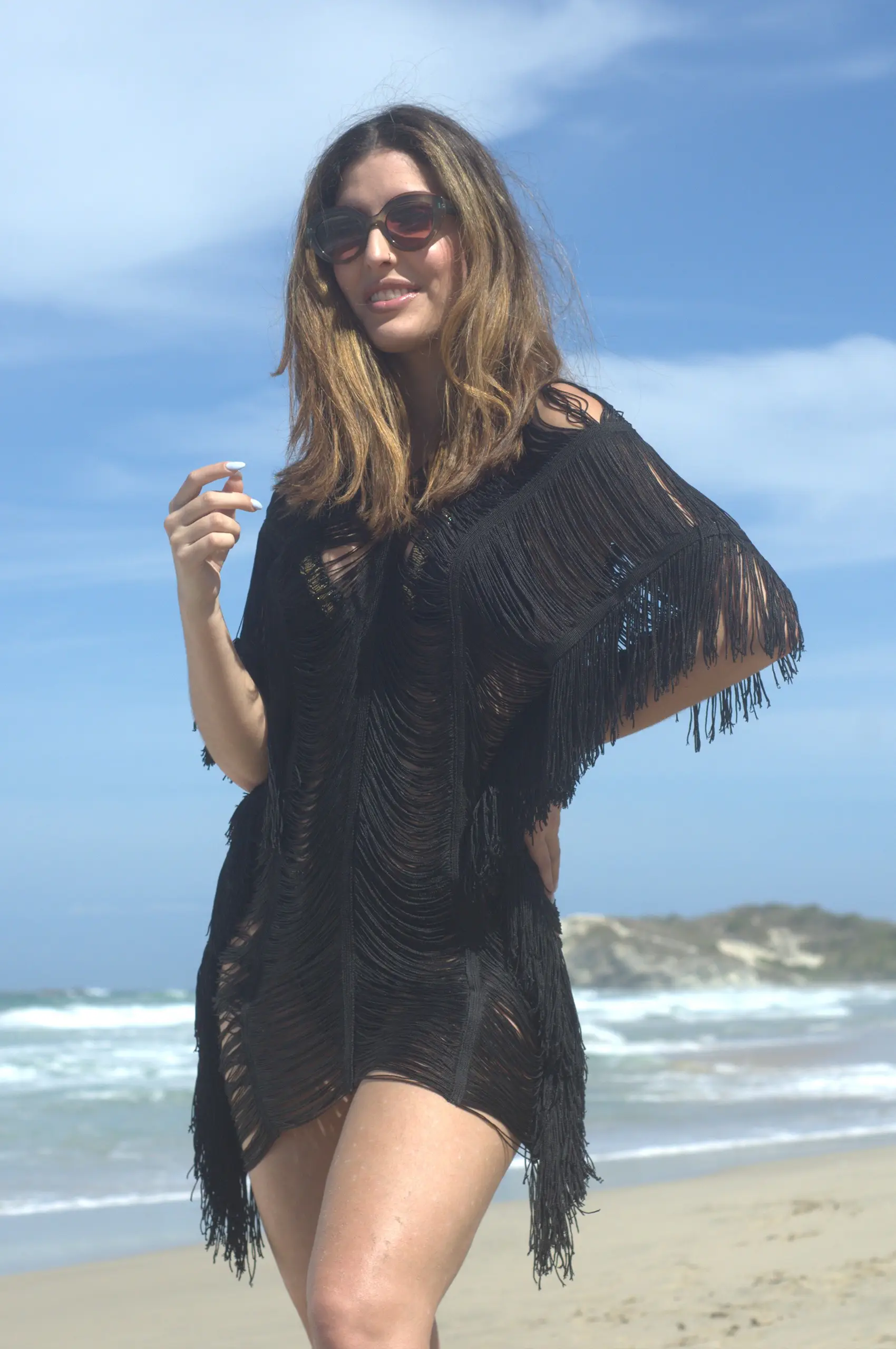 MUDITTA: es una bellísima colección de la marca de ropa y accesorios de playa ANANDA, donde su diseñadora caraqueña Lina Eljach, después de un largo trabajo creativo de introspección espiritual, renace en este Verano 2023 con una colección inspirada en la alegría pura y prístina de sus 2 países de origen y crianza: Venezuela y Colombia, dejando atrás el ego, la envidia y los sentimientos negativos que tanto afectaron a todos durante la crisis, y reconciliándose con sus ancestros a través del color y los detalles manuales y artesanales de las prendas. La pureza y tranquilidad de los linos y algodones en tonos crudos y neutros que destacan esta colección, junto con la empatía, solidaridad, felicidad por el otro y dicha ajena reflejados en la impecable combinación de textiles básicos suaves con acentos de color y texturas de los apliques orgánicos, hacen un Match perfecto para la colección de MUDITTA, hecha para esa mujer moderna, de vanguardia, elegante, positiva y, sobre todo, feliz, a la que siempre la marca ANANDA pretende llegar.